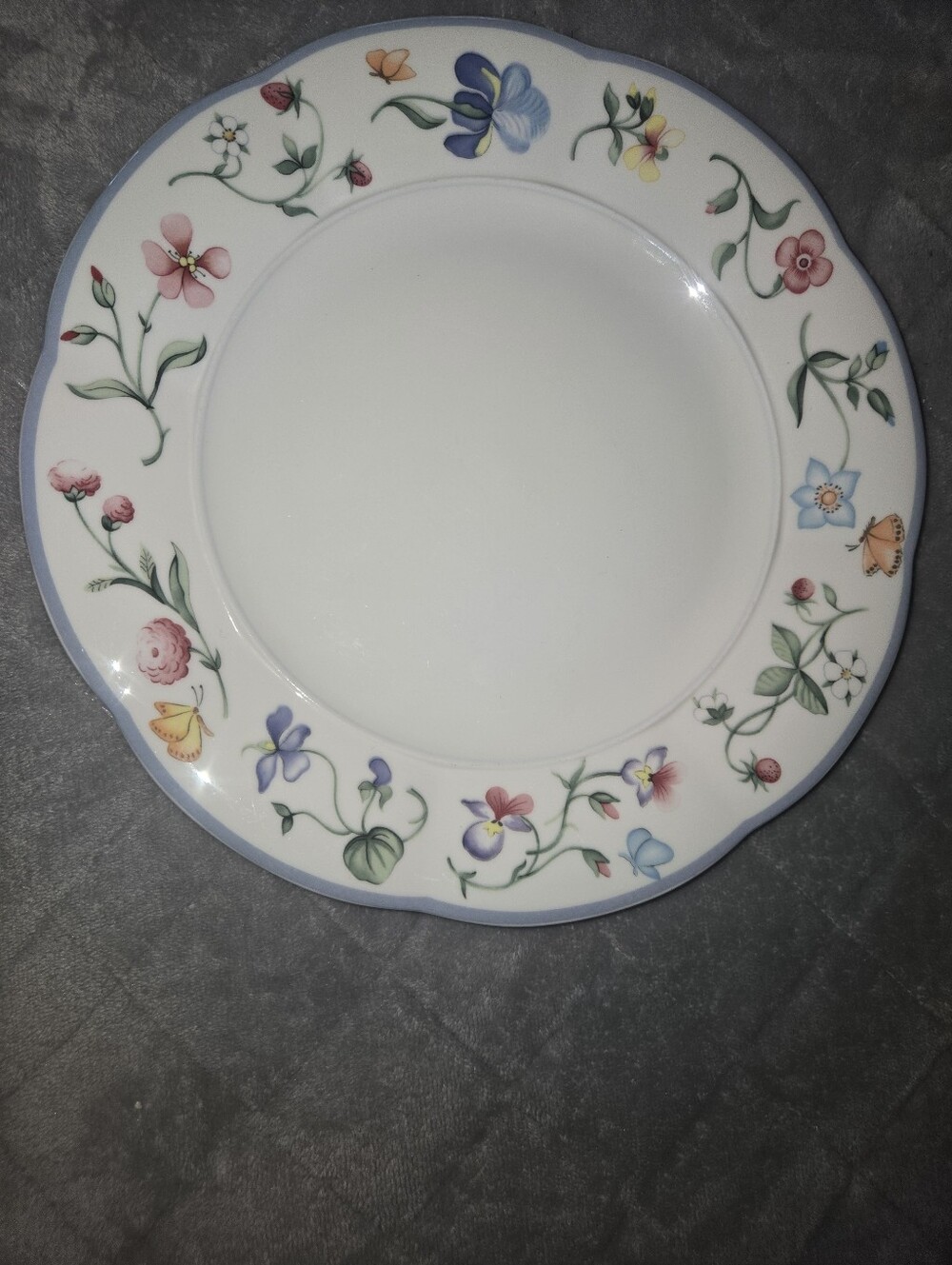 Villeroy & Boch  Bone China  Dinner Plate with Multicolor Floral Border.